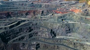 Demir cevheri madenciliği, taş ocağının üzerinde İHA uçuşu.