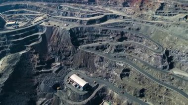 Demir cevheri madenciliği, taş ocağının üzerinde İHA uçuşu.