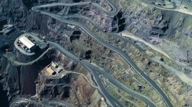 Demir cevheri madenciliği, taş ocağının üzerinde İHA uçuşu.