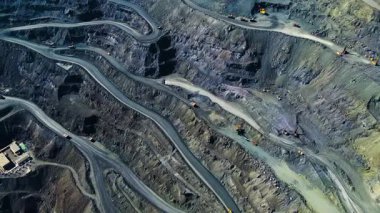 Demir cevheri madenciliği, taş ocağının üzerinde İHA uçuşu.