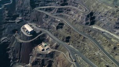 Demir cevheri madenciliği, taş ocağının üzerinde İHA uçuşu.