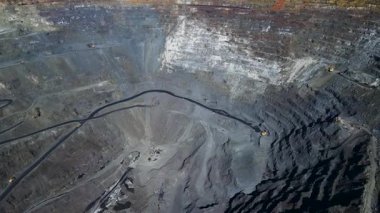 Demir cevheri madenciliği, taş ocağının üzerinde İHA uçuşu.