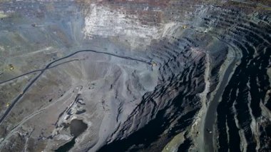 Demir cevheri madenciliği, taş ocağının üzerinde İHA uçuşu.