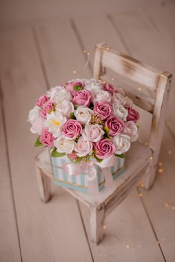 Beyaz arkaplanda bir sepet beyaz ve pembe gül