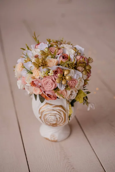 Bouquet Rose Vaso Bianco Fondo Legno Bianco — Foto Stock