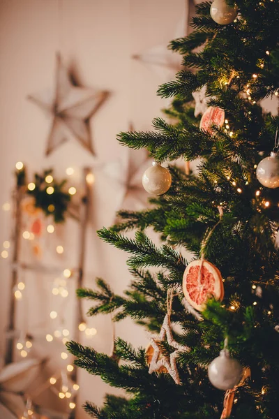 Portakal dilimleri şeklinde Noel süslemeleri.