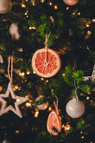 Portakal dilimleri şeklinde Noel süslemeleri.