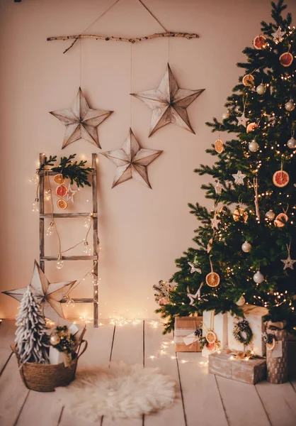Noel ağacı ve parlak yeni yıl süslemeleri