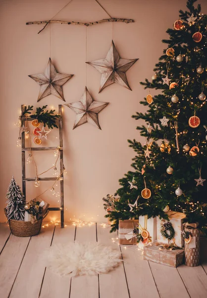 Noel ağacı ve parlak yeni yıl süslemeleri