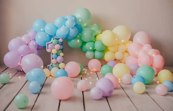 Bir numaralı ve renkli balonları olan fotoğraf bölgesi