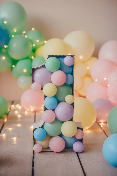 Bir numaralı ve renkli balonları olan fotoğraf bölgesi
