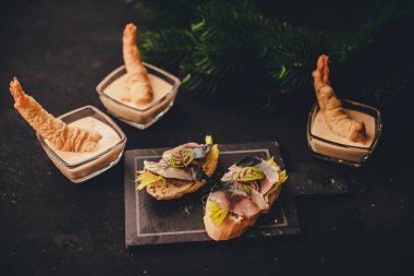 Balık lezzetleri. Uskumru ve iki sandviç. Siyah arkaplan.