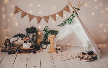 Bir pasta, bir süs eşyası ve bir çocuk kulübesi olan şık bir ışık bölgesi.