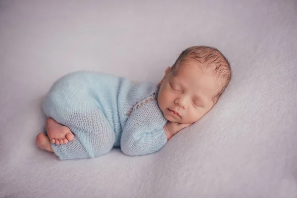 Een Pasgeboren Baby Een Blauw Gebreid Pak Slaapt Zoet — Stockfoto