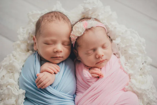 Tvillingar Nyfödda Syskon Nyfödd Flicka Och Pojke Sov Sött — Stockfoto