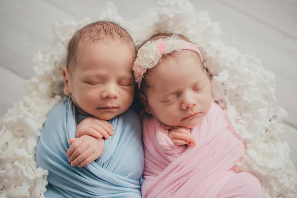 Los Gemelos Son Hermanos Recién Nacidos Niña Niño Recién Nacidos — Foto de Stock