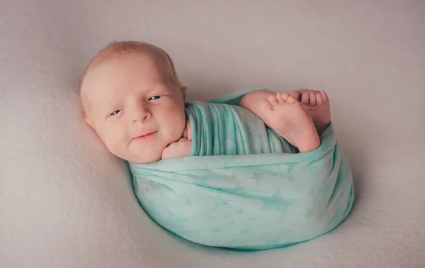 Niño Recién Nacido Con Devanado Verde Está Mirando Cámara Sonriendo — Foto de Stock