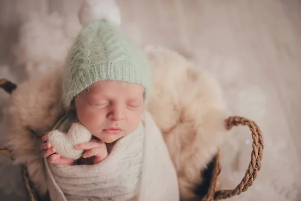 Niño Recién Nacido Duerme Sostiene Corazón Punto Blanco Sus Asas — Foto de Stock