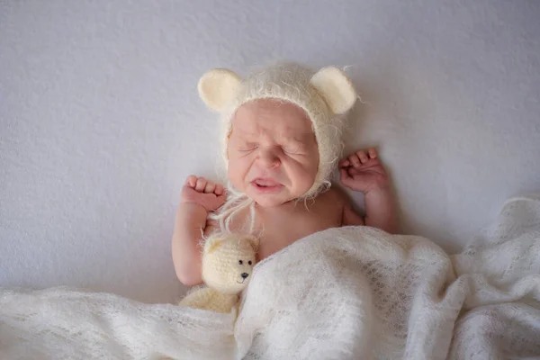 新生児の男の子の白い帽子で泣いて — ストック写真