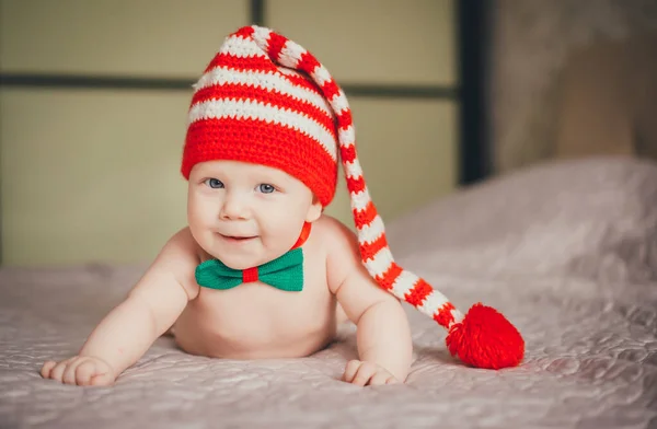 Klein Mooi Wit Kindje Een Gebreide Rode Kerstmuts — Stockfoto