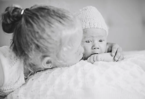 Die Schwester Küsst Den Kleinen Bruder Schwarz Weiß Foto — Stockfoto