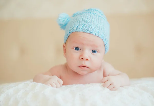 Enfant Avec Une Casquette Bleue Tricotée Couche Sur Ventre Lève — Photo