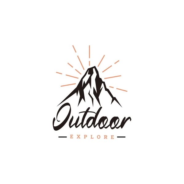 Vintage Hipster Mountain Adventure Outdoor Logo Design — Stockvektor