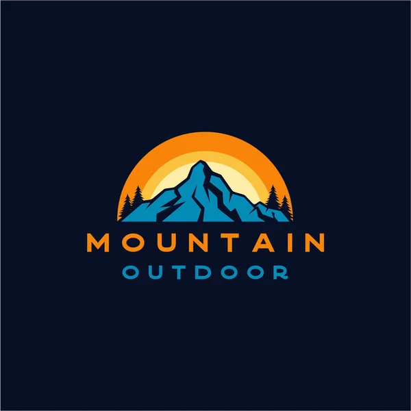 Berg Und Sonne Abenteuer Outdoor Logo Design — Stockvektor