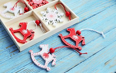 Noel süsleri, Noel ağacı, toplar, çelenkler mutlu bir Noel ve aile ortamında şenlik havası için.