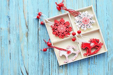 Noel süsleri, Noel ağacı, toplar, çelenkler mutlu bir Noel ve aile ortamında şenlik havası için.