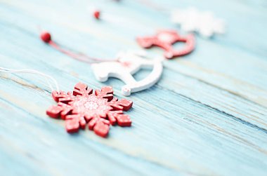 Noel süsleri, Noel ağacı, toplar, çelenkler mutlu bir Noel ve aile ortamında şenlik havası için.