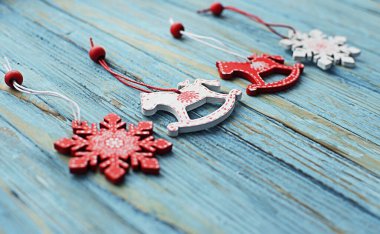 Noel süsleri, Noel ağacı, toplar, çelenkler mutlu bir Noel ve aile ortamında şenlik havası için.