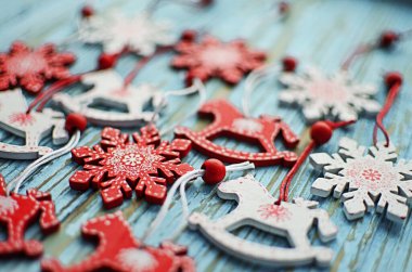 Noel süsleri, Noel ağacı, toplar, çelenkler mutlu bir Noel ve aile ortamında şenlik havası için.