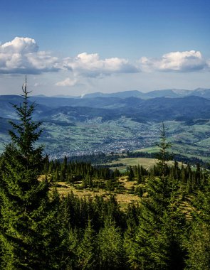 Dağlar yılın her zamanında harika bir yürüyüş tatilidir.