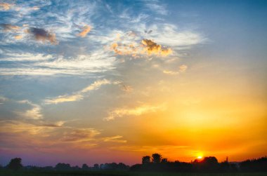 Gün doğumu tüm gün enerji için doğada dinlenmek için harika bir zamandır.
