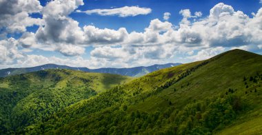 Dağlar yılın her zamanında harika bir yürüyüş tatilidir.