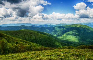 Dağlar yılın her zamanında harika bir yürüyüş tatilidir.