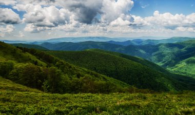 Dağlar yılın her zamanında harika bir yürüyüş tatilidir.