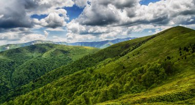 Dağlar yılın her zamanında harika bir yürüyüş tatilidir.