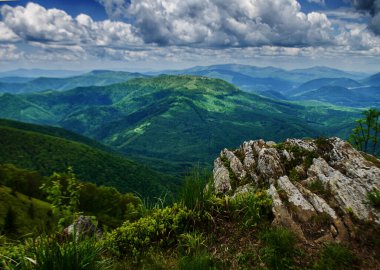 Dağlar yılın her zamanında harika bir yürüyüş tatilidir.