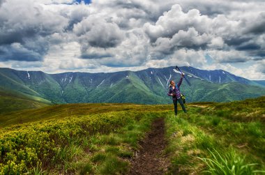 Dağlar yılın her zamanında harika bir yürüyüş tatilidir.