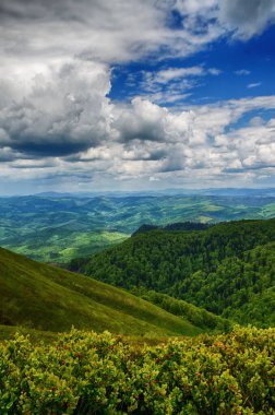 Dağlar yılın her zamanında harika bir yürüyüş tatilidir.
