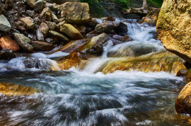 Yaşam ve arka plan için damlaları olan açık havada su dalgaları