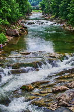Yaşam ve arka plan için damlaları olan açık havada su dalgaları