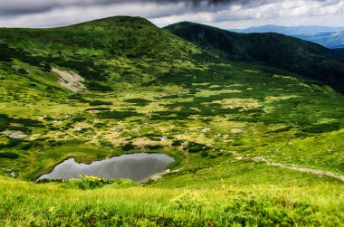 Dağlar yılın her zamanında harika bir yürüyüş tatilidir.