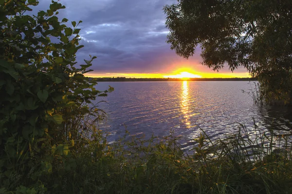 Sunrise yaz göl kenarında