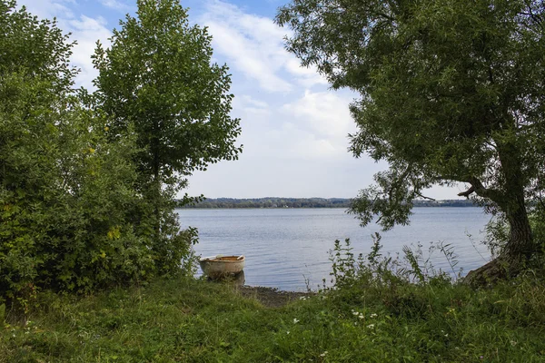 Loď na břeh jezera v létě — Stock fotografie