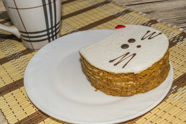 Pasta puf beyaz plaka üzerinde