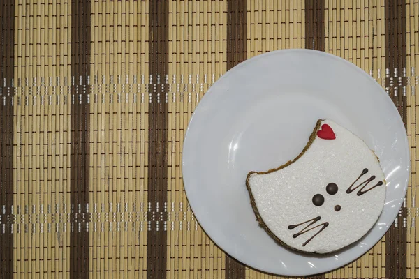 Pasta puf beyaz plaka üzerinde