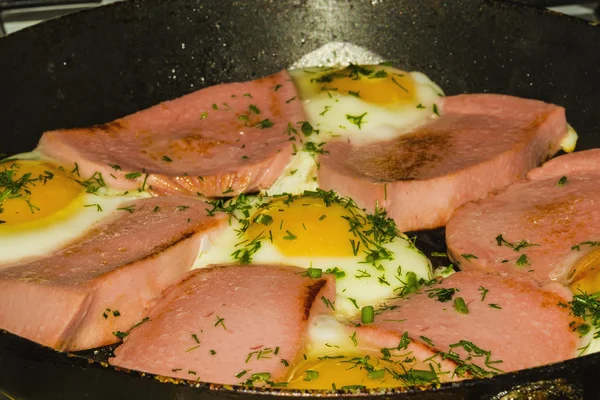 Sosisli sahanda yumurta